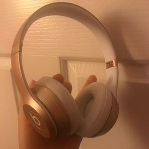 ❌gold beats solo2 wireless❌SOLD